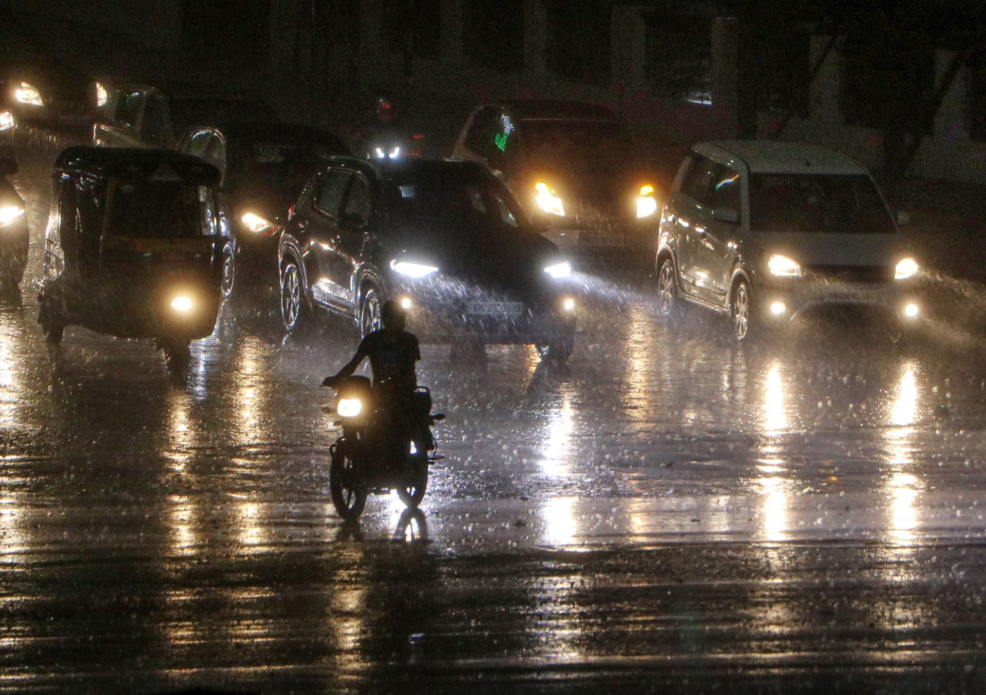 Weather Forecast: दिल्ली-एनसीआर में चढ़ा पारा, झारखंड में होगी बारिश, जानें अपने इलाके के मौसम का हाल