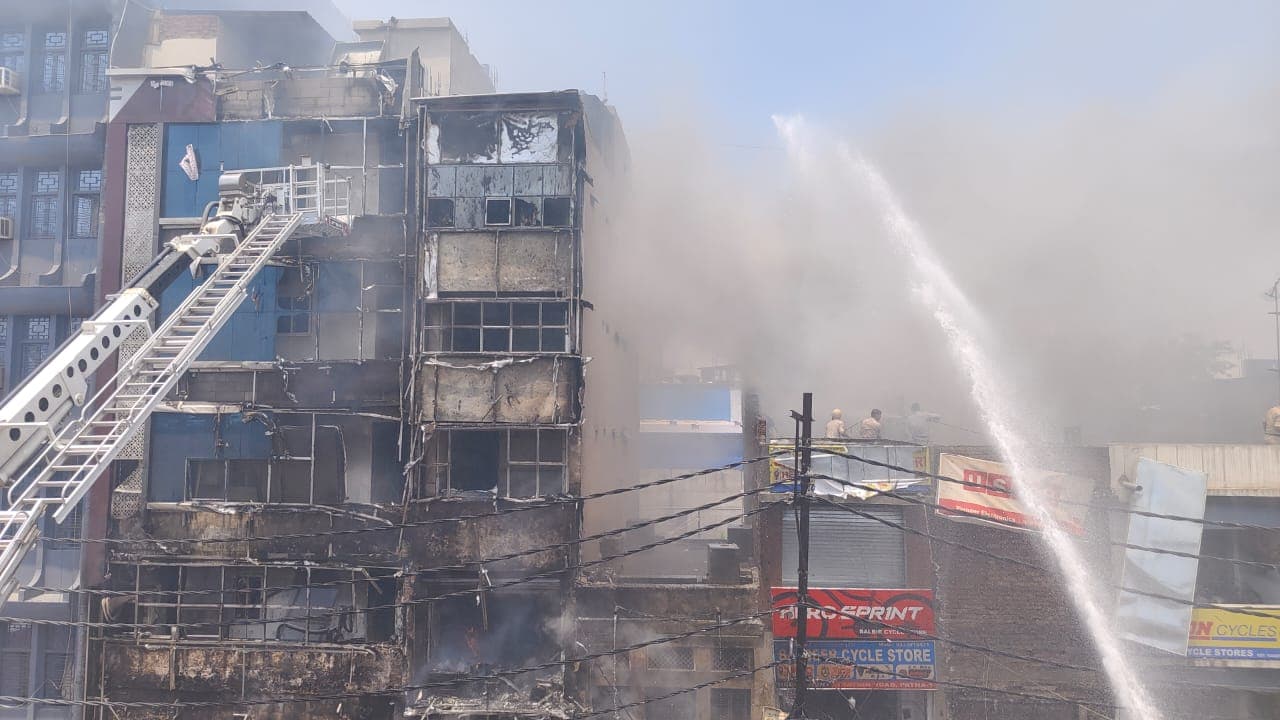 PHOTOS: पटना के होटल में आग का तांडव, 6 लोगों की मौत, 200 दमकलकर्मियों के साथ देखिए रेस्क्यू की तस्वीरें..