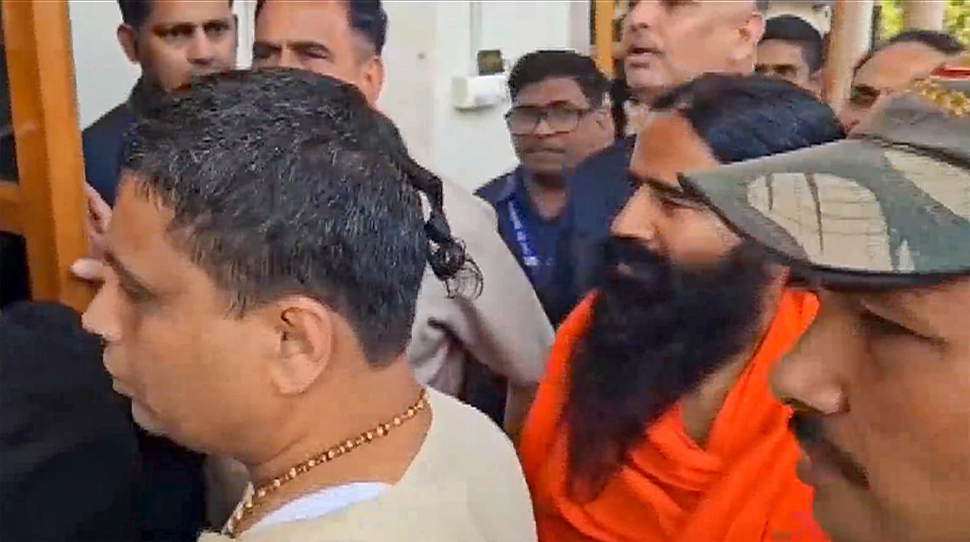 Court News : बाबा रामदेव और आचार्य बालकृष्ण के खिलाफ गैर-जमानती वारंट जारी