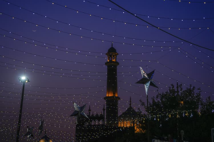 Eid-ul-Fitr Wishes,Quotes 2025: आज के दिन भेजिए ईद की मुबारकां