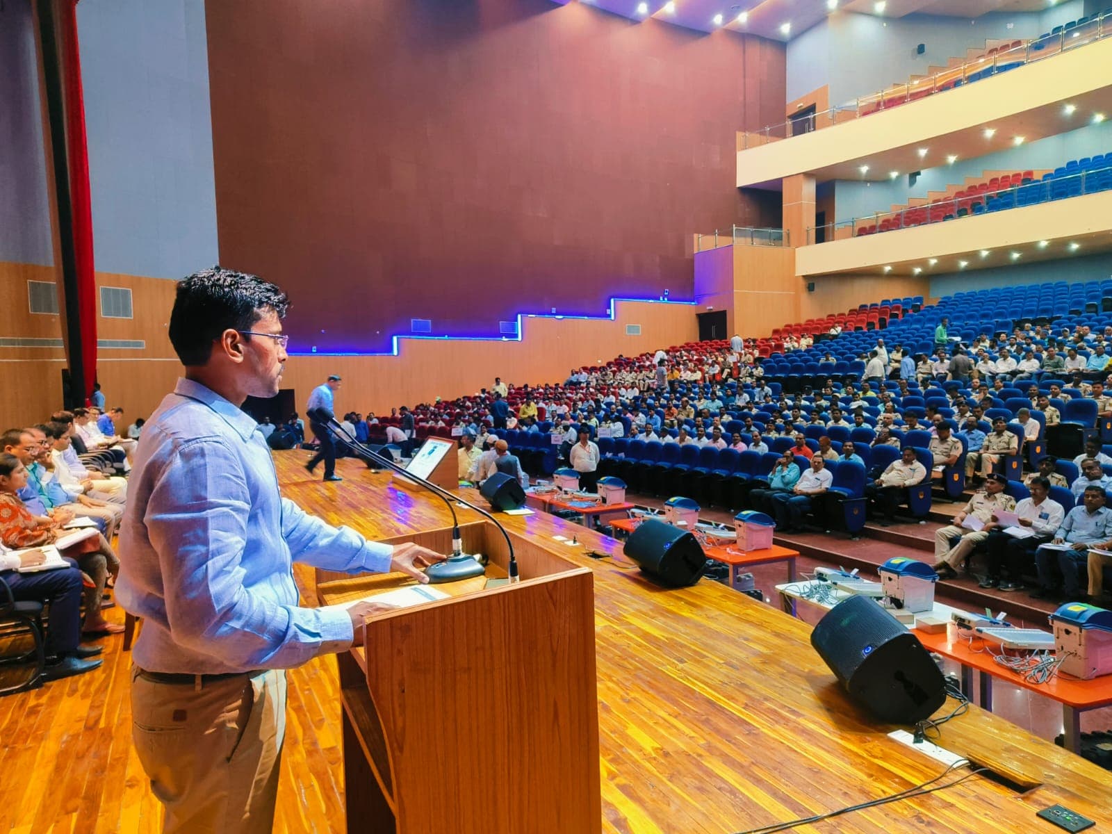 महाबोधि सांस्कृतिक केंद्र में चुनाव कर्मियों का प्रशिक्षण, मतदान शुरू होने से लेकर समाप्ति तक की दी गयी जानकारी