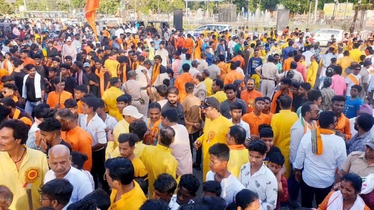 राउरकेला : रामनवमी जुलूस में लाठी, तलवारबाजी का करतब देखने मुख्य मार्ग पर उमड़ी लोगों की भीड़