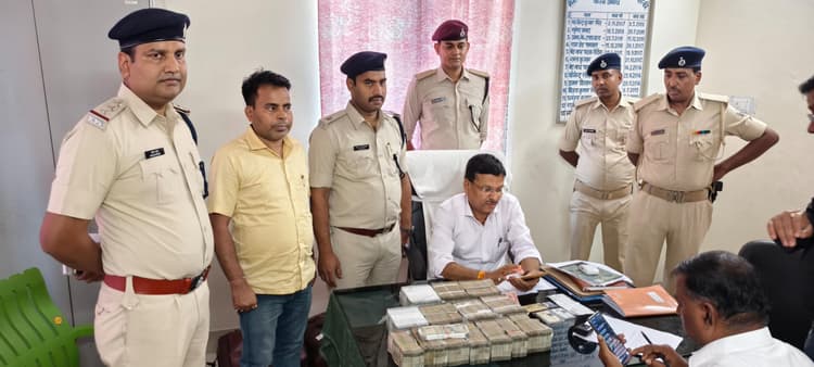 अवध-असम एक्सप्रेस ट्रेन से 500 रुपये के नोटों के बड़े बंडल बरामद, पुलिस देखकर हैरान, जांच में जुटी आयकर