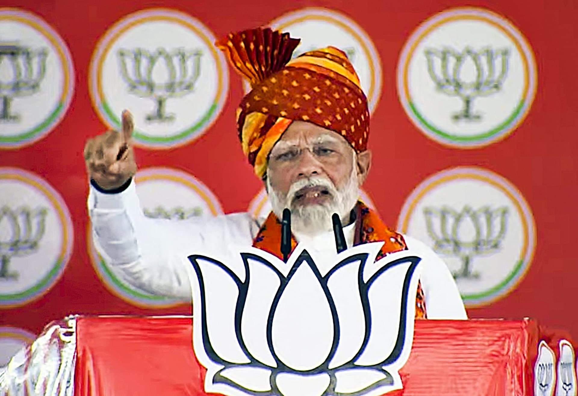PM Modi Jharkhand Visit: рдкреАрдПрдо рдирд░реЗрдВрджреНрд░ рдореЛрджреА рдиреЗ рд░рд╛рдВрдЪреА рдореЗрдВ рдХрд┐рдпрд╛ рд░реЛрдб рд╢реЛ, рдлреВрд▓реЛрдВ рд╕реЗ рд╕реНрд╡рд╛рдЧрдд, рд░рд╛рдЬрднрд╡рди рдореЗрдВ рдХрд░ рд░рд╣реЗ рд░рд╛рддреНрд░рд┐ рд╡рд┐рд╢реНрд░рд╛рдо