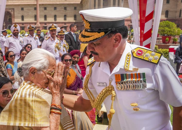 'Indian Navy को दुश्मनों के लिए हर समय रहना होगा तैयार', जानिए कौन हैं एडमिरल त्रिपाठी जिनके नाम दर्ज हैं कई उपलब्धियां