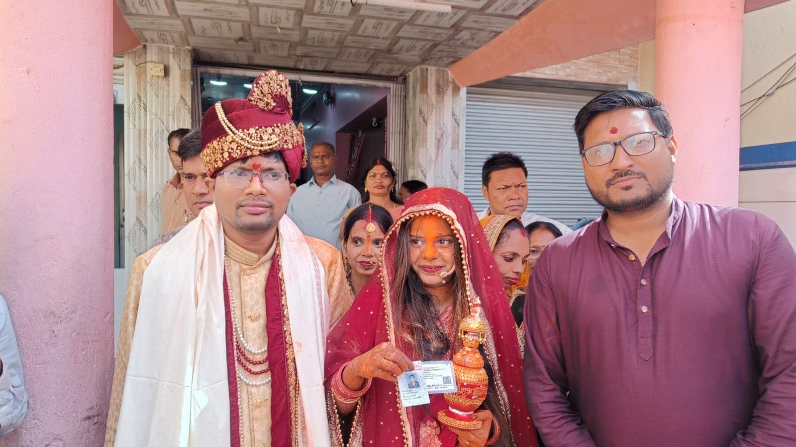 Lok Sabha Poll: जमुई में विदाई से पहले दुल्हन ने किया मतदान, ताली बजाकर मतदानकर्मियों ने किया स्वागत