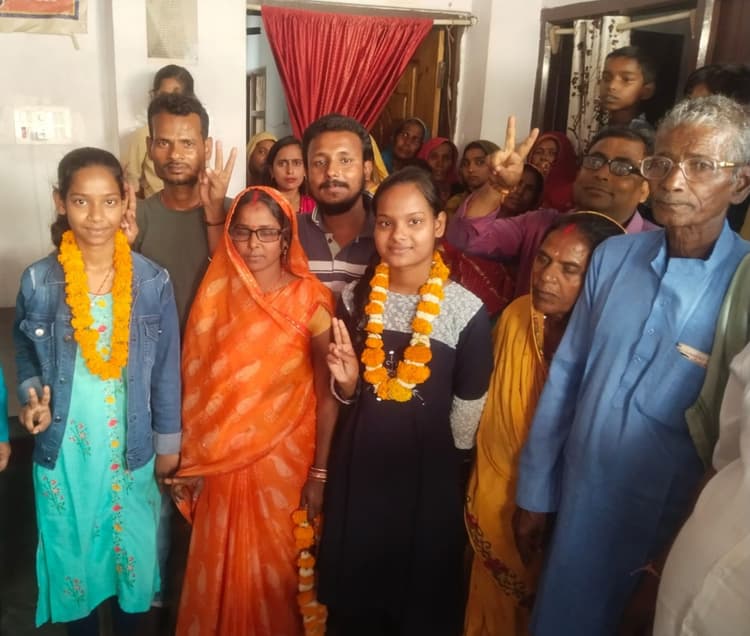 Bihar Board 10th Result: शिवहर दो सगी बहनें टॉप-10 में, किसान की बेटियों ने पाया 7वां व 10वां स्थान