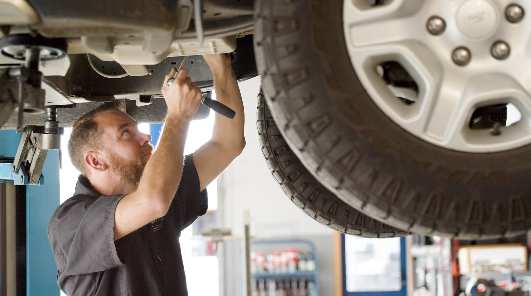 Car Servicing: लोकल मैकेनिक से कार सर्विसिंग कराना कितना सही, किन बातों का हो सकता है नुकसान Car Servicing: लोकल मैकेनिक से कार सर्विसिंग कराना कितना सही, किन बातों का हो सकता है नुकसान