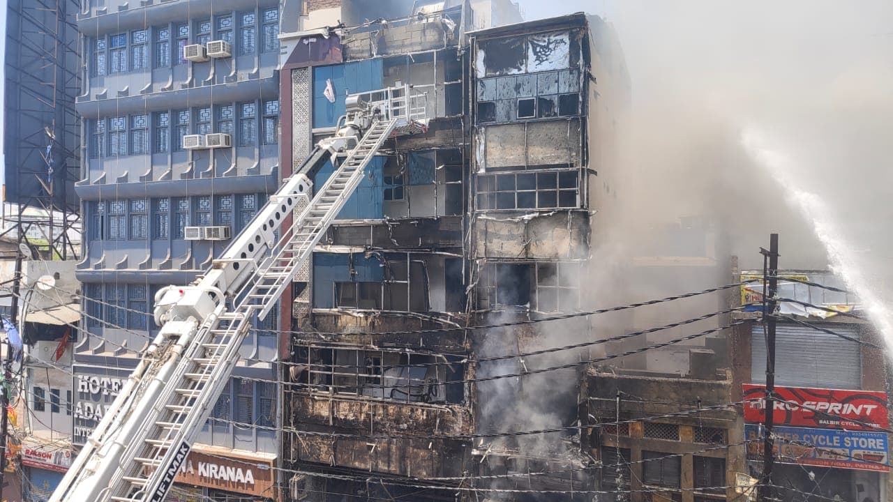 पटना जंक्शन से सटे होटल में लगी भीषण आग, 6 लोगों की मौत, 12 से अधिक घायल ICU में भर्ती पटना जंक्शन से सटे होटल में लगी भीषण आग, 6 लोगों की मौत, 12 से अधिक घायल ICU में भर्ती