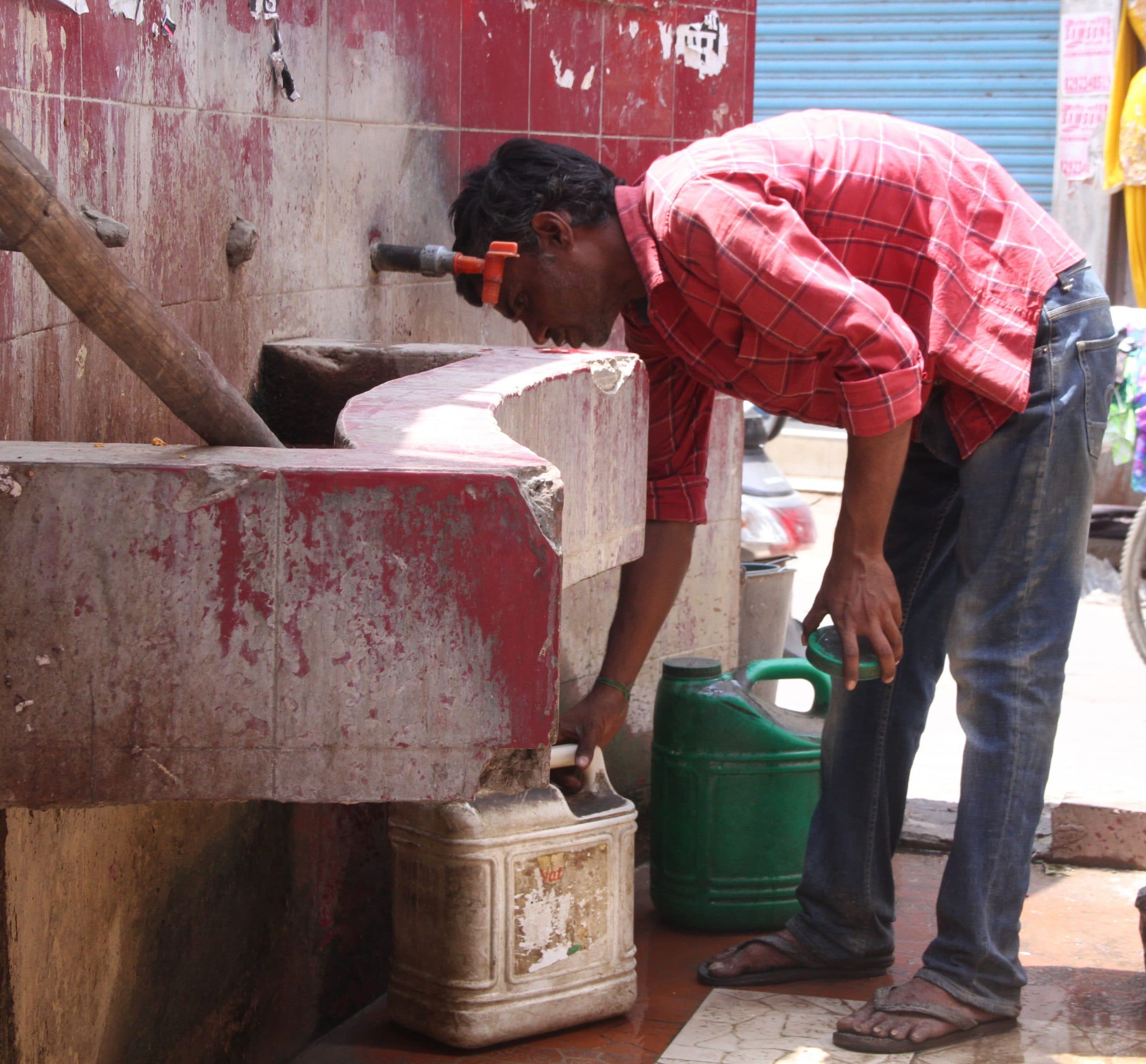 पूर्वी बिहार के सबसे बड़े बाजार में पेयजल की सुविधा नहीं, भीषण गर्मी में लोगों को बोतलबंद पानी का सहारा