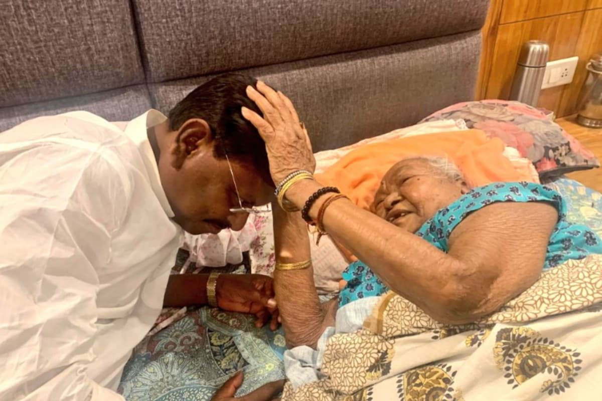 Lok Sabha Election 2024 : खूंटी लोस क्षेत्र से नामांकन करने से पहले अर्जुन मुंडा ने अपनी मां से लिया आशीर्वाद