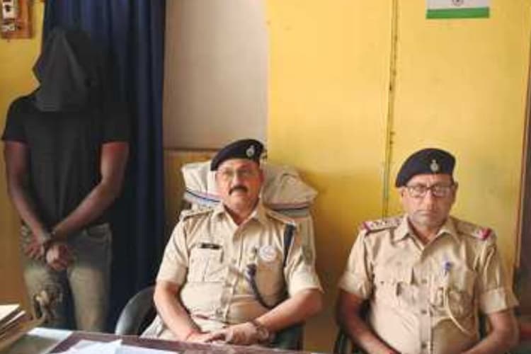 लोकसभा चुनाव 2024: पाकुड़ में कार की डिक्की से मिली 17 लाख की अवैध लॉटरी, पुलिस ने कार जब्त कर ड्राइवर को भेजा जेल