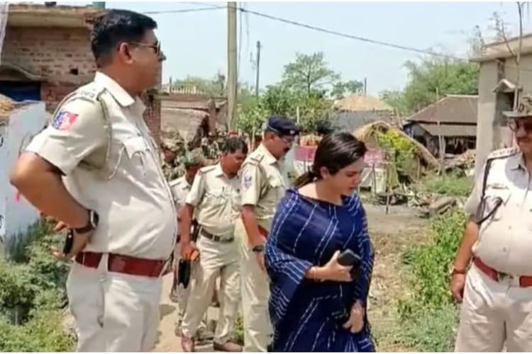 WB News : चुनाव आयोग के निर्देश के बाद बीडीओ पहुंची संवेदनशील इलाकों मे, लोगों से की मुलाकात