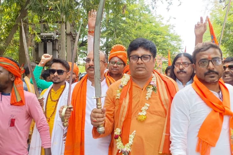 WB News : हाईकोर्ट के निर्देश के बावजूद राम नवमी रैली में हाथों में अस्त्र लेकर भांजते दिखे भाजपा प्रार्थी और जिला नेता