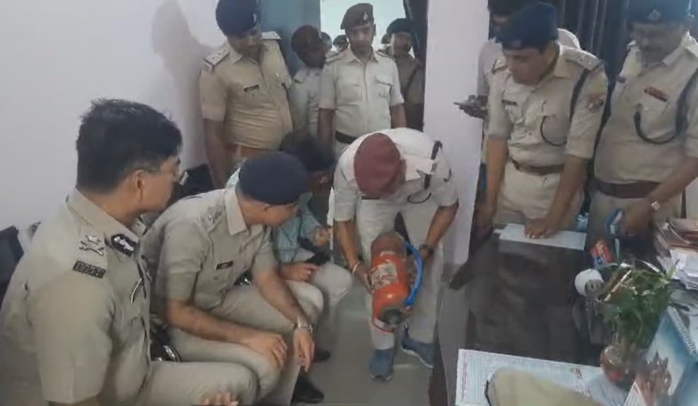 मुजफ्फरपुर जंक्शन पर ट्रेन में लगी आग बुझाने में RPF जवान की मौत, अग्निशमन यंत्र ब्लास्ट होने से गयी जान