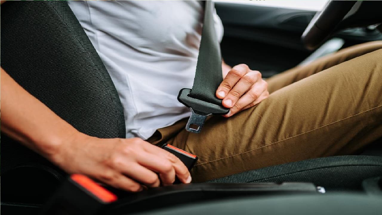 Car Tips: सुनसान जगह में मददगार बन जाता है कार का सीट बेल्ट, जानें इसके 4 रहस्य Car Tips: सुनसान जगह में मददगार बन जाता है कार का सीट बेल्ट, जानें इसके 4 रहस्य