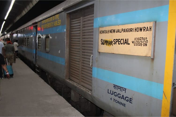Train News : पूर्व रेलवे ने 125 समर स्पेशल ट्रेनों में किया एक लाख अतिरिक्त रेल बर्थ का इंतजाम