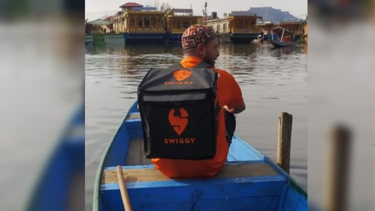 Swiggy ने ट्रेन के बाद पानी में भी शुरू की फूड डिलीवरी सर्विस, यहां मिलेगी स्पेशल व्यवस्था