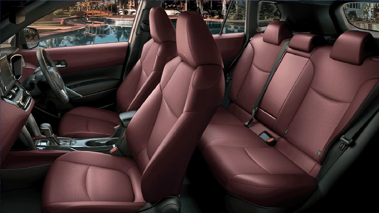 Toyota Corolla Cross कार नहीं, चलता-फिरता पावरहाउस है