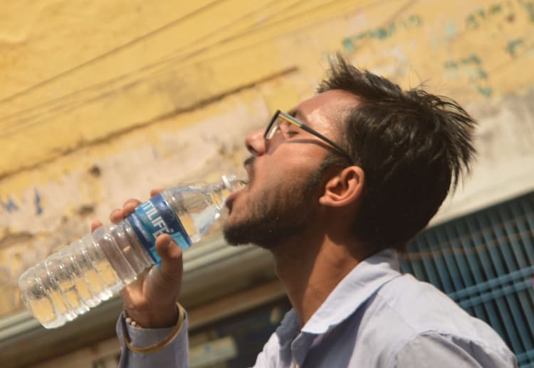 Heat Stroke: पटना जंक्शन पर एक दिन में करीब 30 हजार बोतल पानी पी जा रहे यात्री
