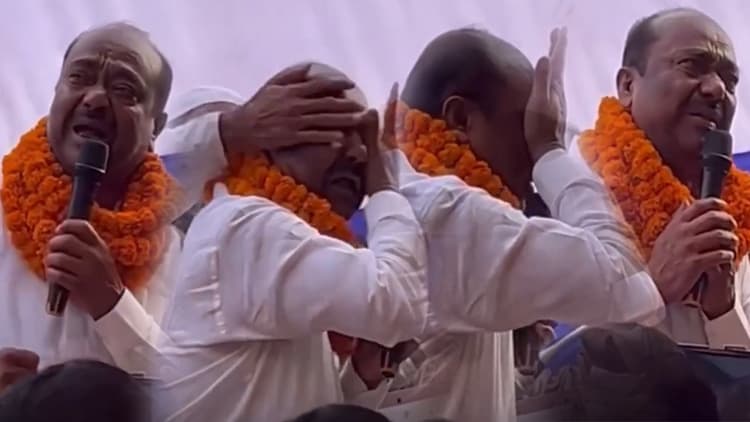 टिकट कटा तो मंच पर फूट-फूटकर रोए RJD के पूर्व सांसद, लालू-तेजस्वी पर भी निकाली भड़ास