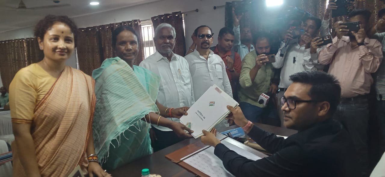 Lok Sabha Election 2024: सिंहभूम लोकसभा सीट से जोबा मांझी ने भरा पर्चा, सीएम चंपाई व कल्पना सोरेन रहे मौजूद