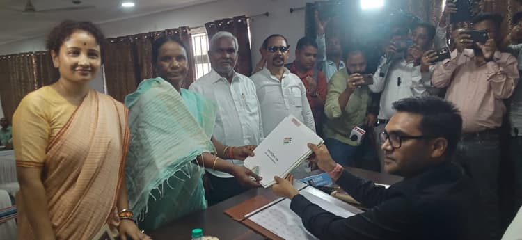 Lok Sabha Election 2024: सिंहभूम लोकसभा सीट से जोबा मांझी ने भरा पर्चा, सीएम चंपाई व कल्पना सोरेन रहे मौजूद