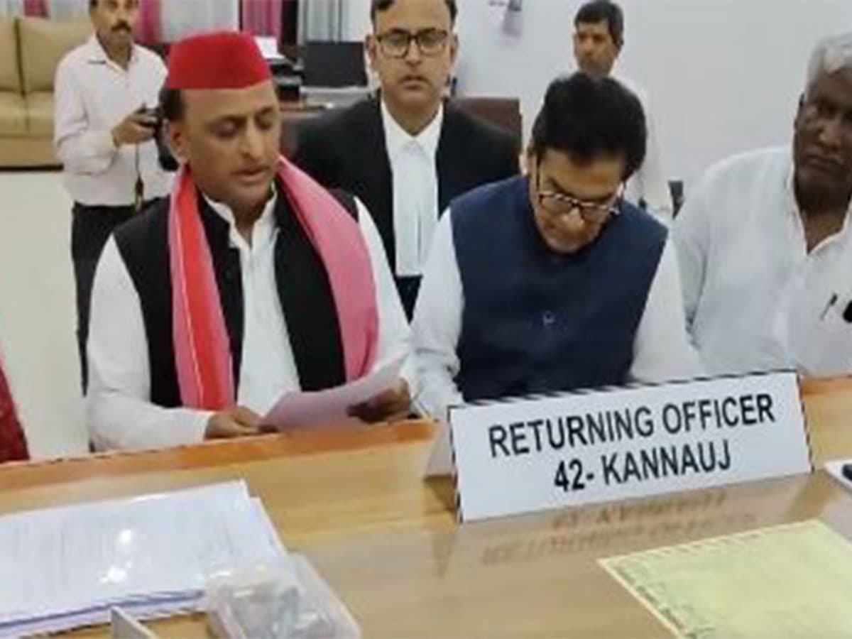 Lok Sabha Election 2024 : विजय भव: सर्वदा! चाचा शिवपाल का आशीर्वाद लेकर अखिलेश यादव ने कन्नौज से किया नामांकन