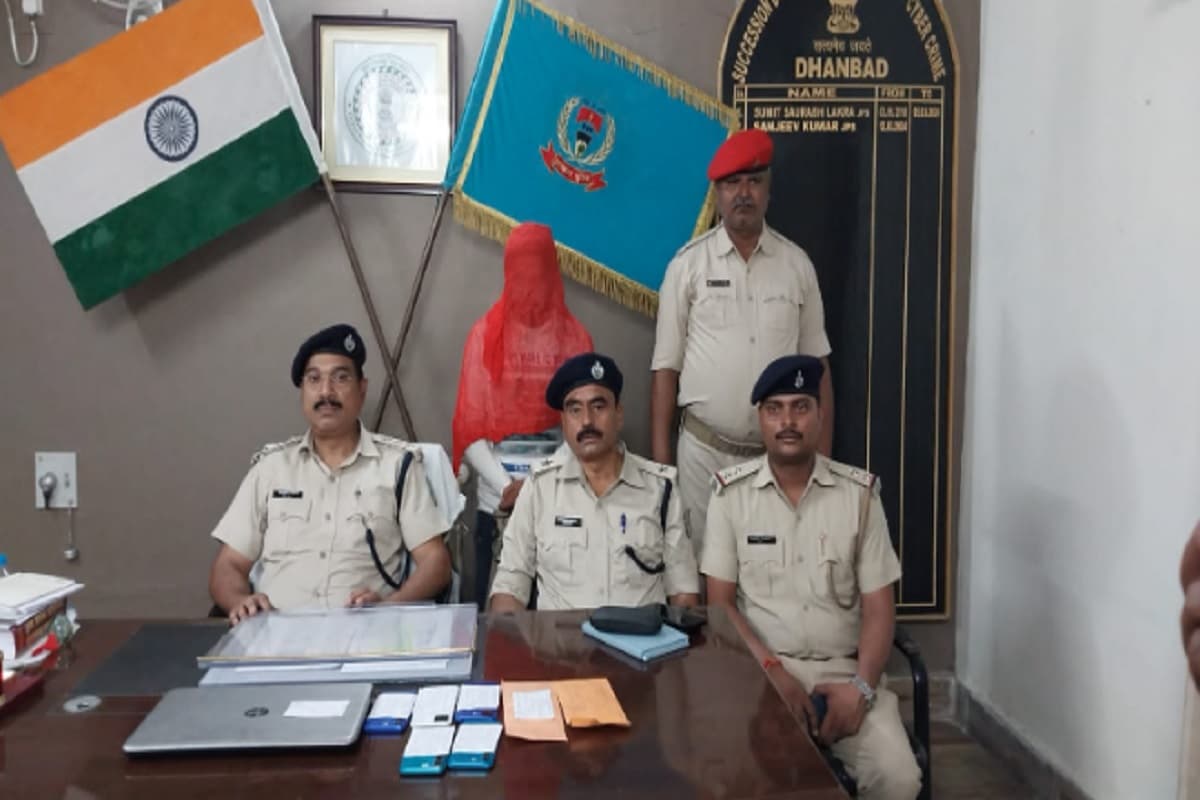 धनबाद से साइबर अपराधी गिरफ्तार, लैपटॉप, मोबाइल, पासबुक समेत कई चीजें बरामद