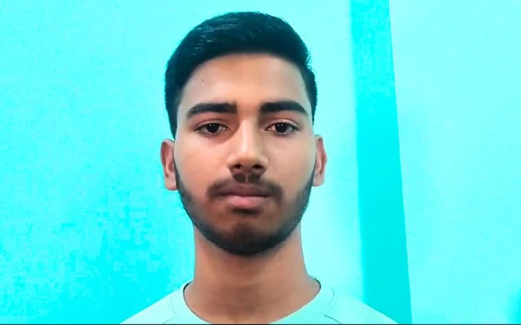 बगोदर के कपड़ा व्यापारी के बेटे ने मैट्रिक की परीक्षा में हासिल किया 8वां स्थान