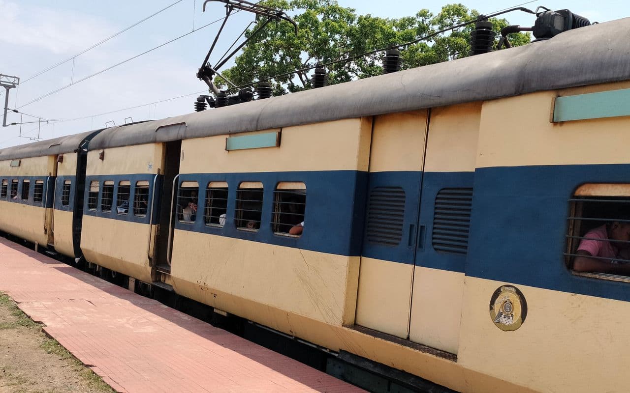 Railway: यात्रीगण कृपया ध्यान दें… इस रूट की कई ट्रेन पांच दिनों तक रहेंगी कैंसिल, ये रही लिस्ट Railway: यात्रीगण कृपया ध्यान दें… इस रूट की कई ट्रेन पांच दिनों तक रहेंगी कैंसिल, ये रही लिस्ट