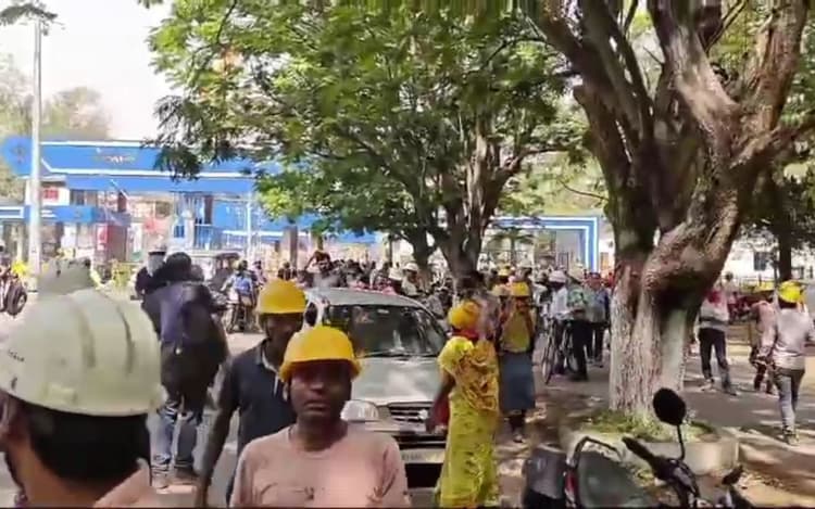 BSL Plant Gas Leak: बोकारो स्टील प्लांट में ‘गैस लीक’ से भगदड़, अफरा-तफरी के बीच 21 लोग अस्पताल में भर्ती, देखें VIDEO