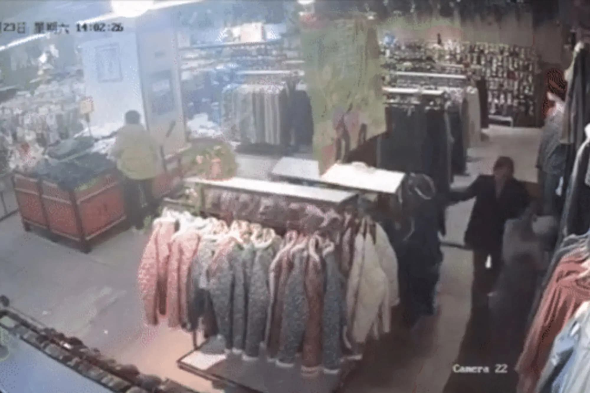 Bizarre: महिला कर रही थी शॉपिंग और पैरों के नीचे से निकल गई जमीन, देखें VIDEO