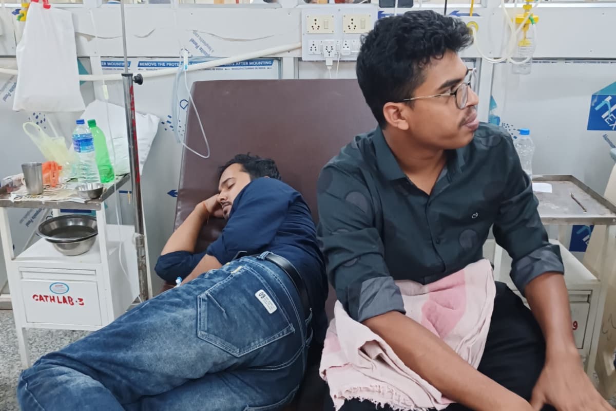 धनबाद : भारत घूमने आए दो बांग्लादेशी पर्यटकों की ट्रेन में बिगड़ी तबीयत, मेडिकल कॉलेज में हुए भर्ती