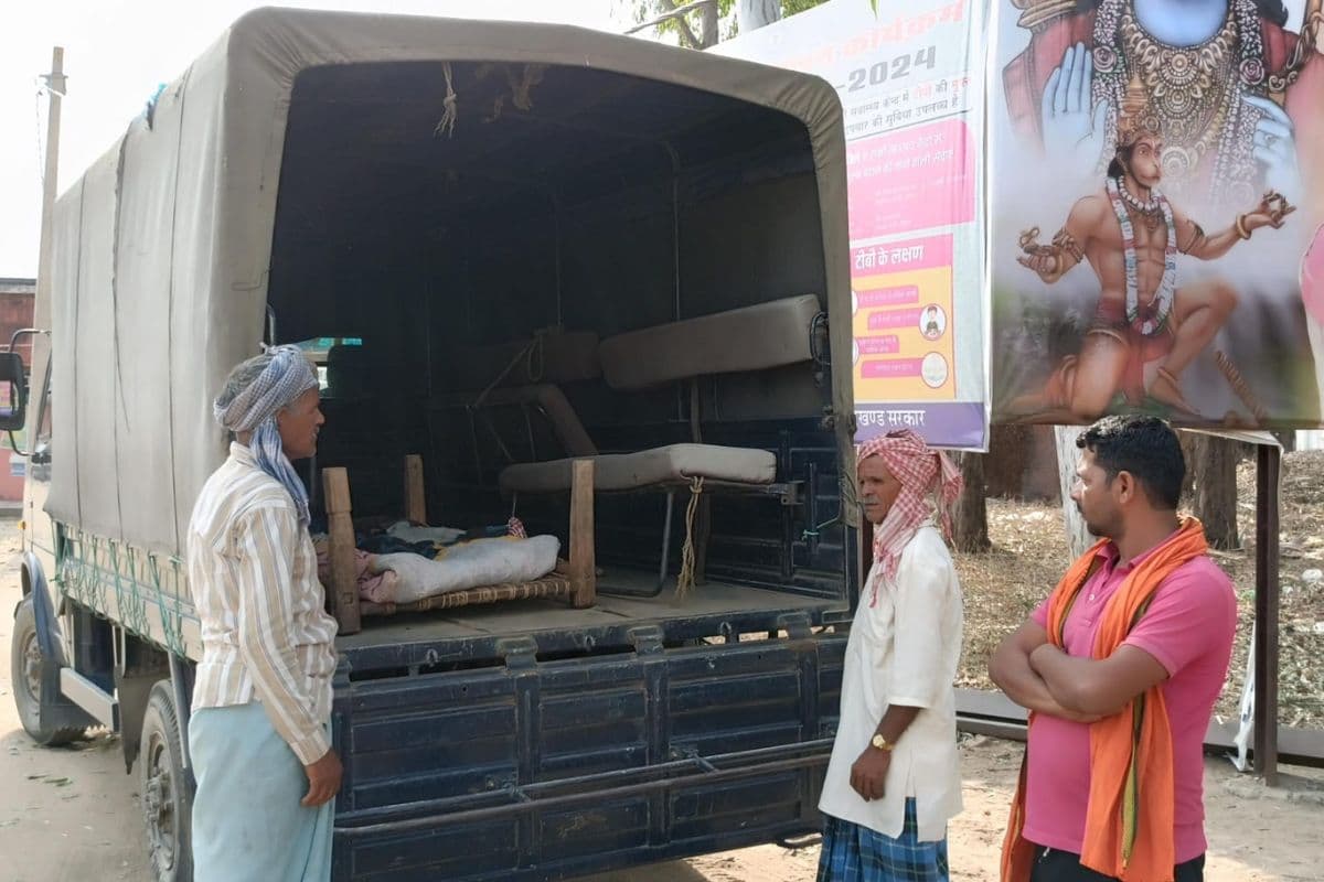 शव को पोस्टमार्टम के लिए ले जाती पुलिस