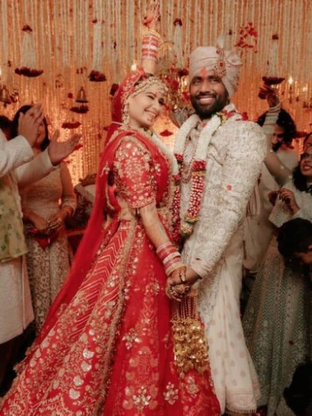 शादी के बाद दीपक चौहान संग रोमांटिक हुई आरती सिंह, कार में एक-दूसरे का हाथ थामे दिखे न्यूली वेड कपल