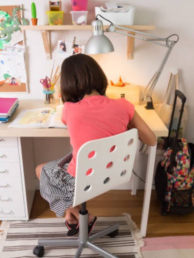 Vastu Tips: बच्चों के लिए स्टडी रूम बनाते समय रखें इन बातों का ध्यान, लगा रहेगा इनका पढ़ाई में मन