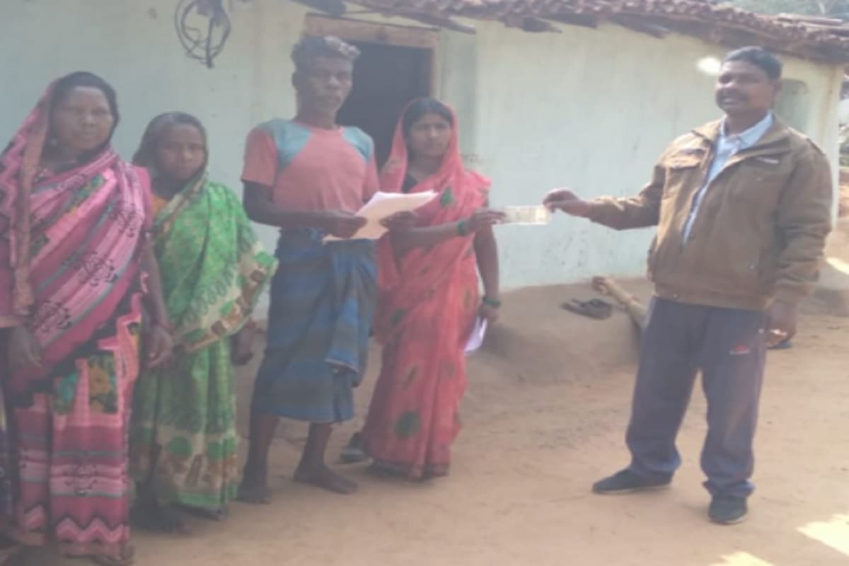 गुमला के इन इलाकों में जंगली हाथियों का दहशत, एक का घर तोड़ धान को किया बर्बाद