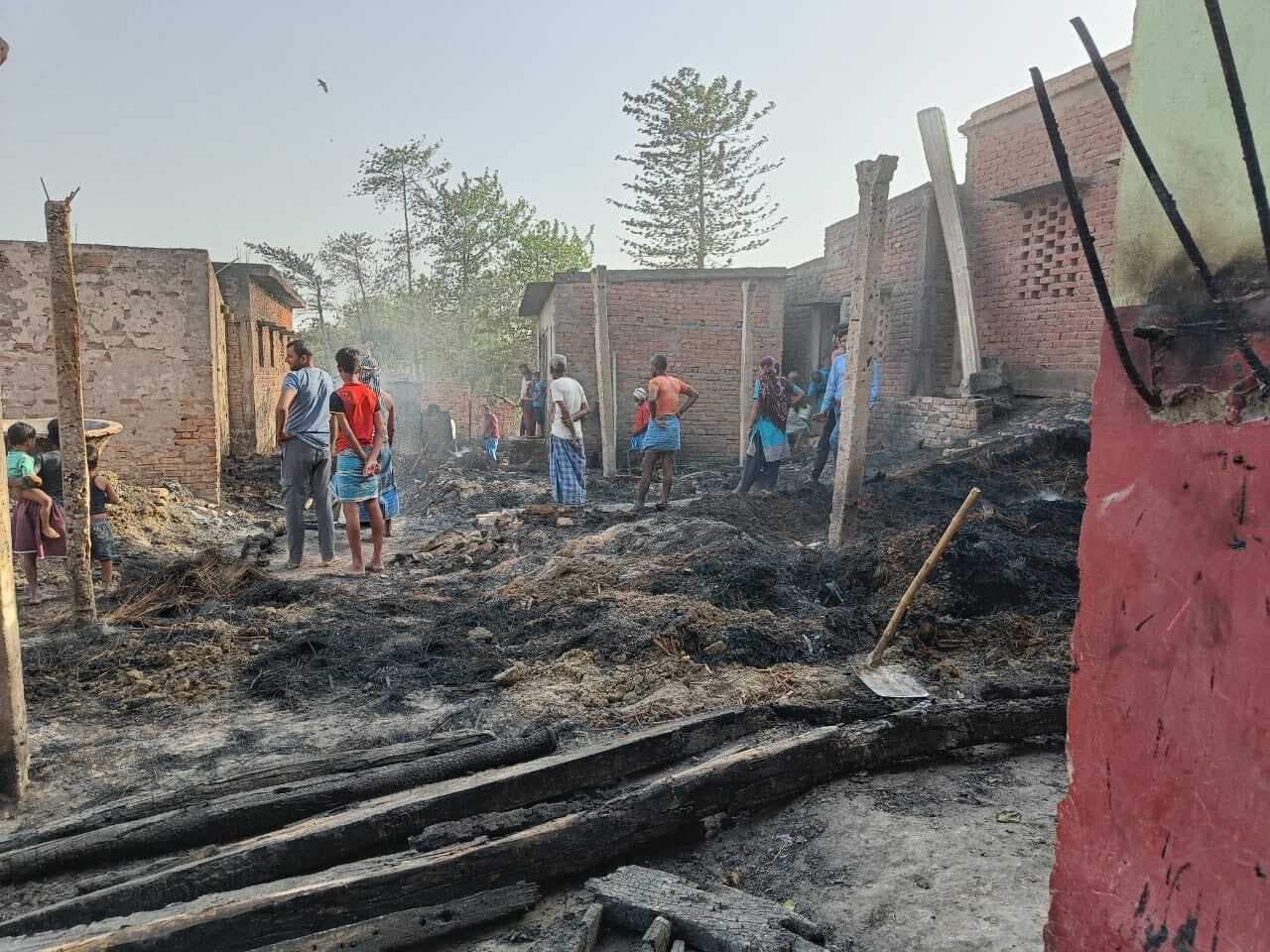 अगलगी में एक दर्जनों घर राख, एक झुलसा