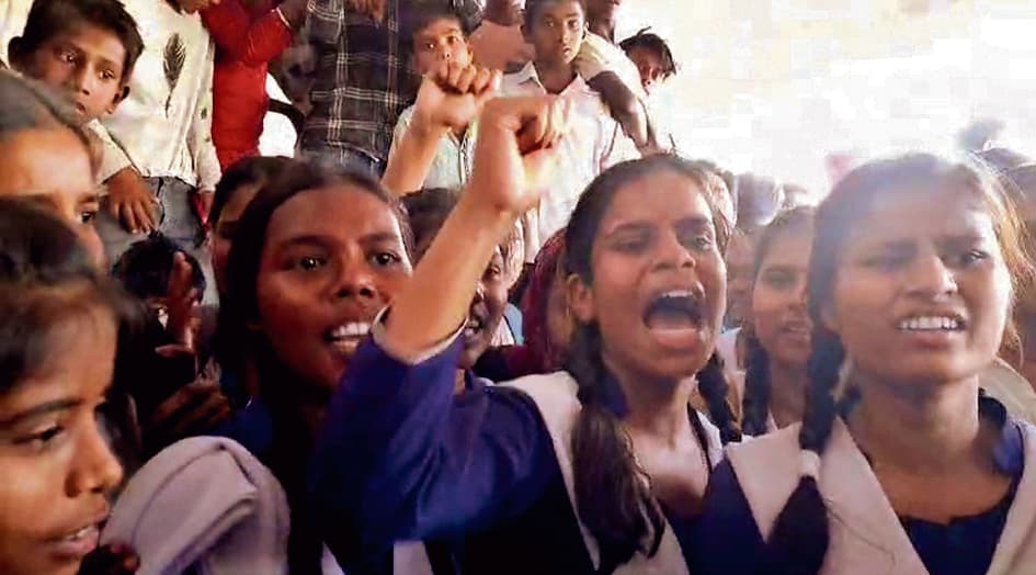 शिक्षक पर छेड़खानी का आरोप, छात्राओं ने किया हंगामा, आरोपित शिक्षक गिरफ्तार