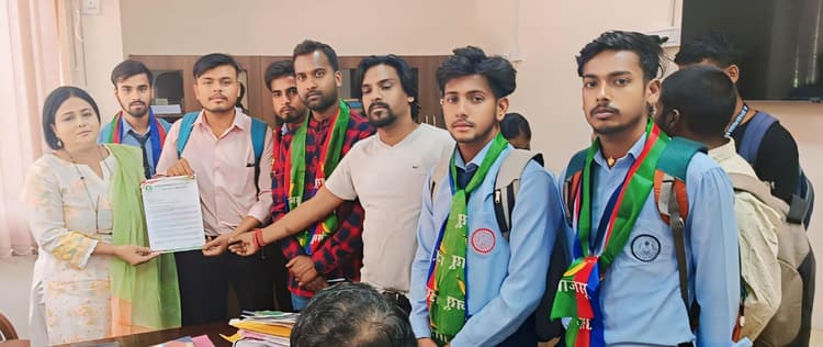 डीएसपीएमयू में आजसू छात्र संघ ने किया घेराव