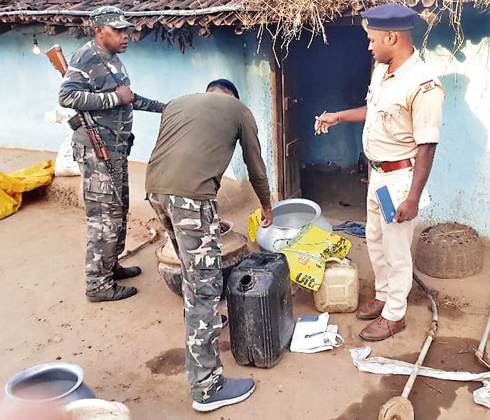 पुलिस ने 80 लीटर महुआ दारू जब्त की