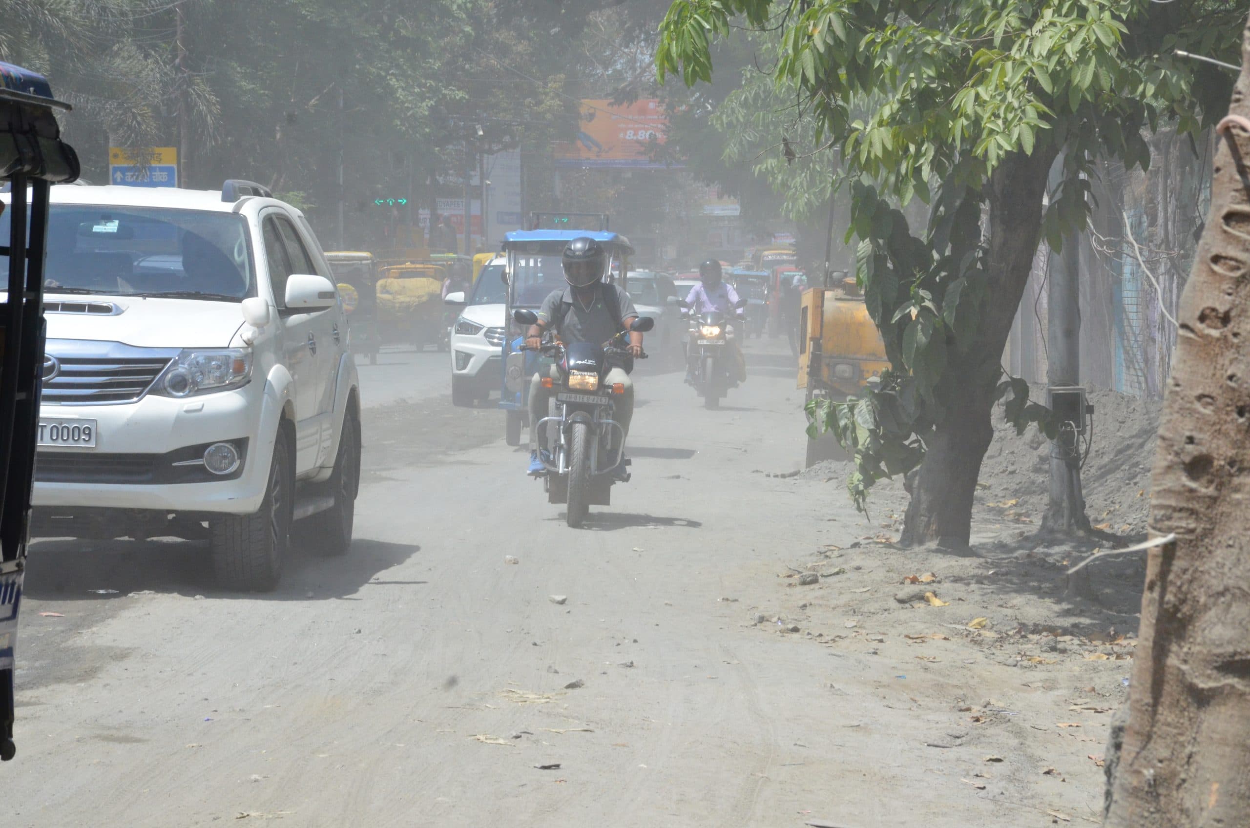 स्टोन डस्ट से भरे गये सड़कों के गड्ढे, धूल से सरहुल व रामनवमी जुलूस में होगी परेशानी