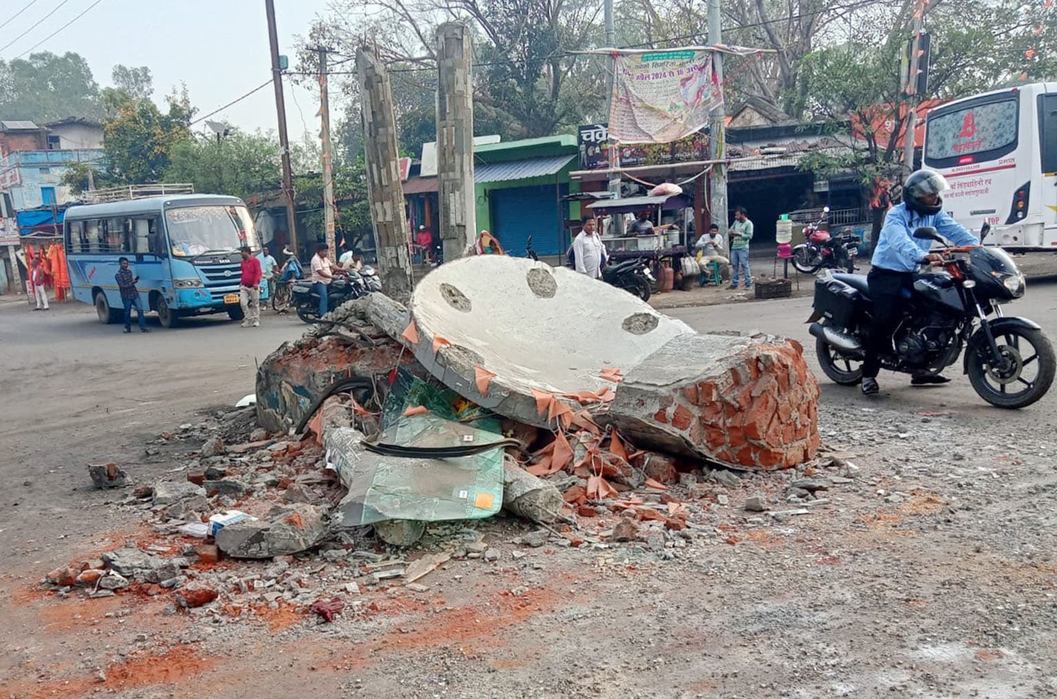 कोल वाहन ने गोलंबर को ठोका, नेताजी की प्रतिमा ध्वस्त