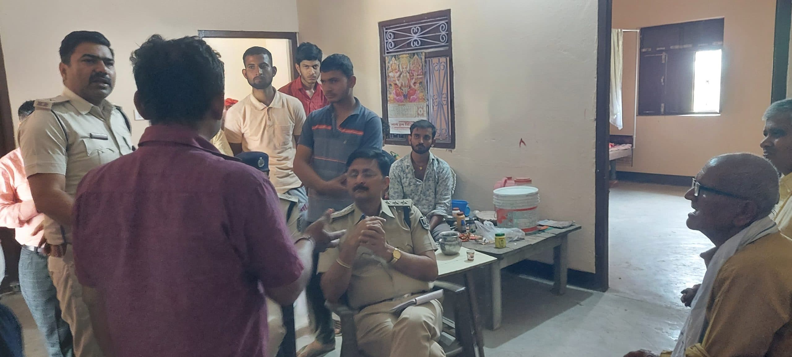 सुरसंड में सेवानिवृत्त शिक्षक के घर से 10 लाख की संपत्ति लूटी