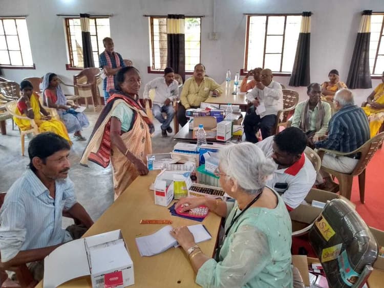 स्वास्थ्य व नेत्र जांच शिविर में 50 मरीजों की जांच