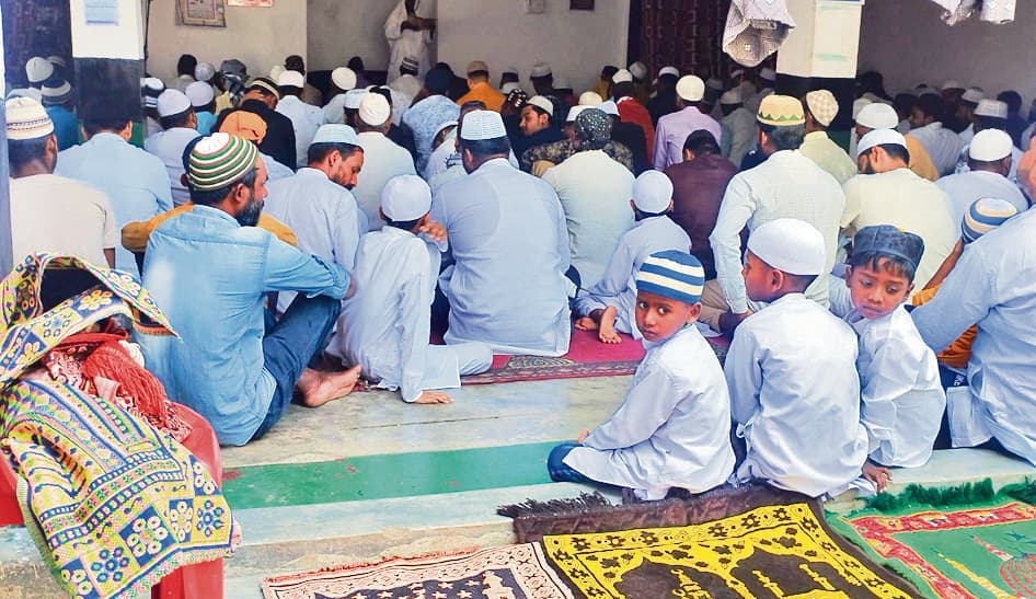 अलविदा जुमा की नमाज में उमड़े रोजेदार