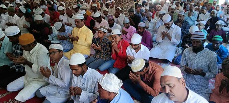 अल्लाह मुझको बुराइयों से बचाना के साथ अदा की गयी अलविदा रमजान की नमाज