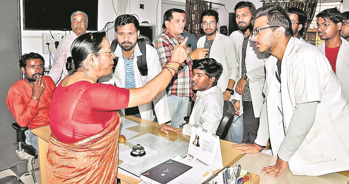 विरोध बढ़ता देखकर परीक्षा नियंत्रक ने उठाया डंडा, भड़के छात्र