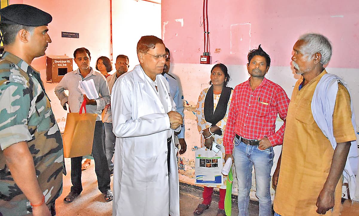 वार्ड पहुंच कर मरीजों का फीडबैक ले रहे रिम्स निदेशक